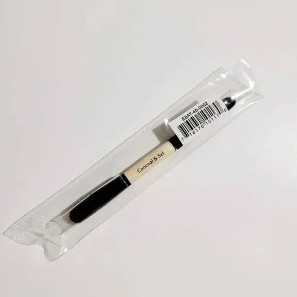NWT- Bobbi Brown Mini Conceal & Set Brush - Picture 2 of 2